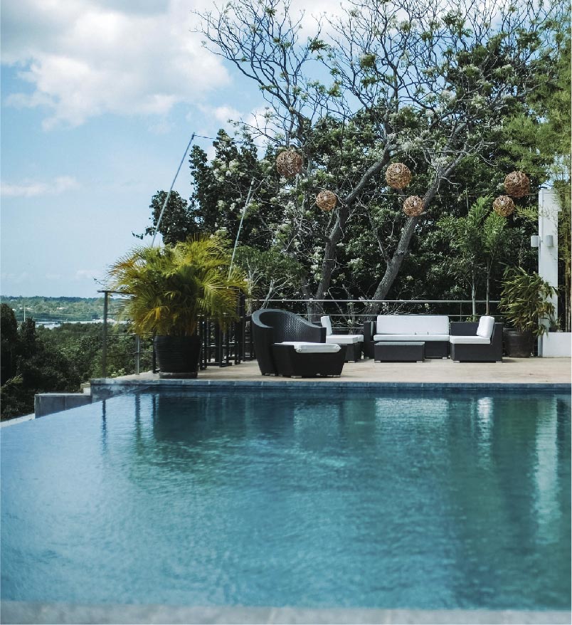 [Alberca residencial de lujo]